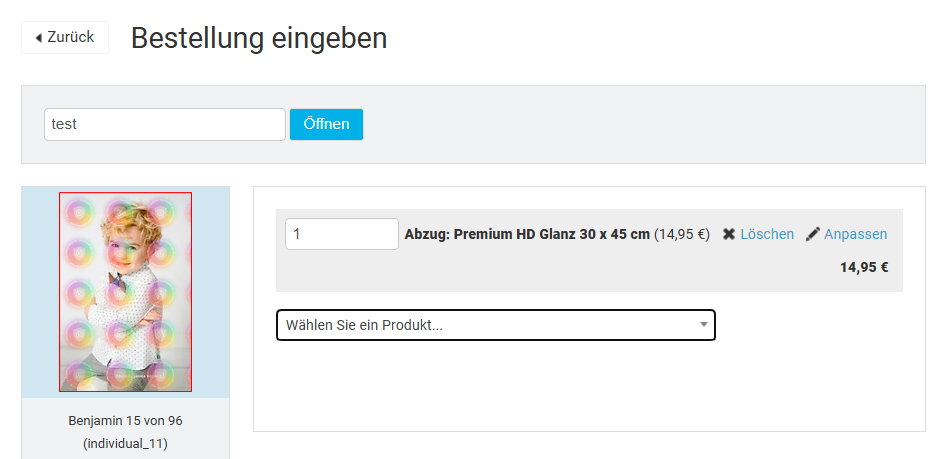 Der Bestelldetails-Bildschirm zeigt links ein ausgewähltes Foto mit Produkt-Dropdown-Menüs und Mengenfeldern rechts sowie beim Überfahren sichtbaren Optionen zum Löschen und Anpassen.