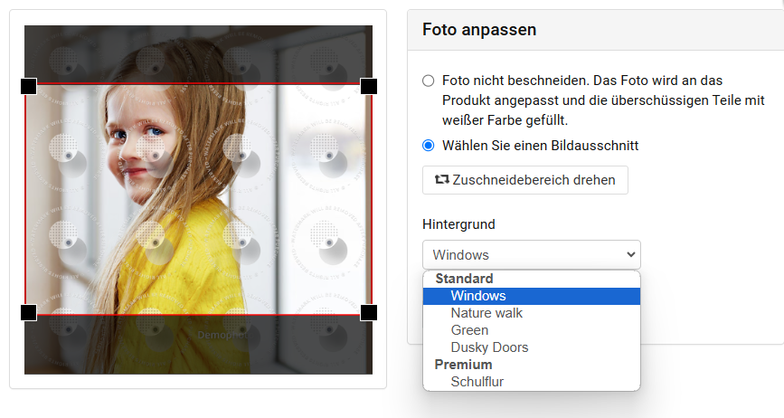 Die Fotoanpassungs-Oberfläche zeigt Optionen zum Zuschneiden oder Anpassen des Hintergrunds, wobei ein Hintergrund namens 'Dusky Doors' ausgewählt ist.